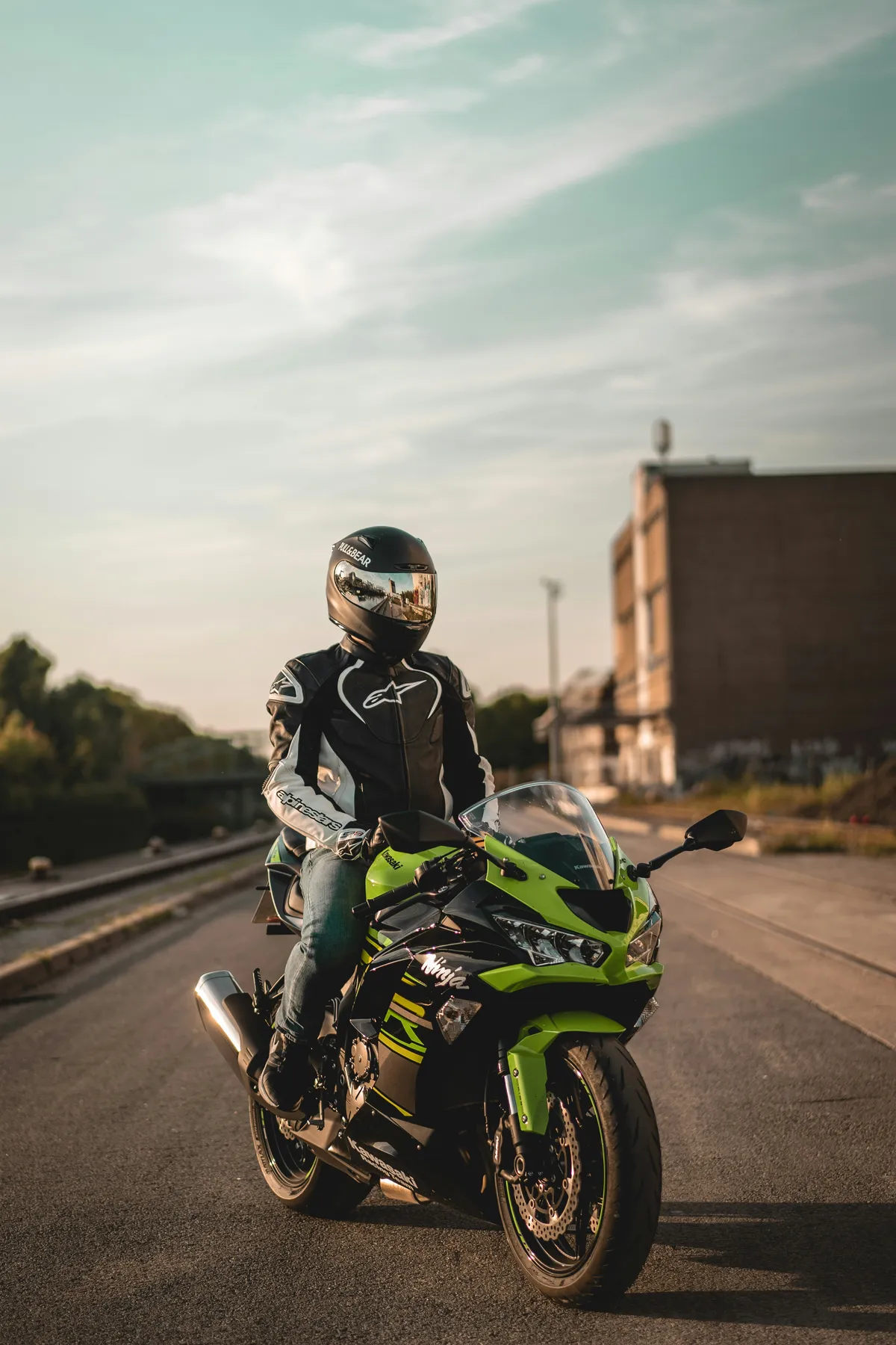 Motoristi Kawasaki Ninjalla auringonlaskussa